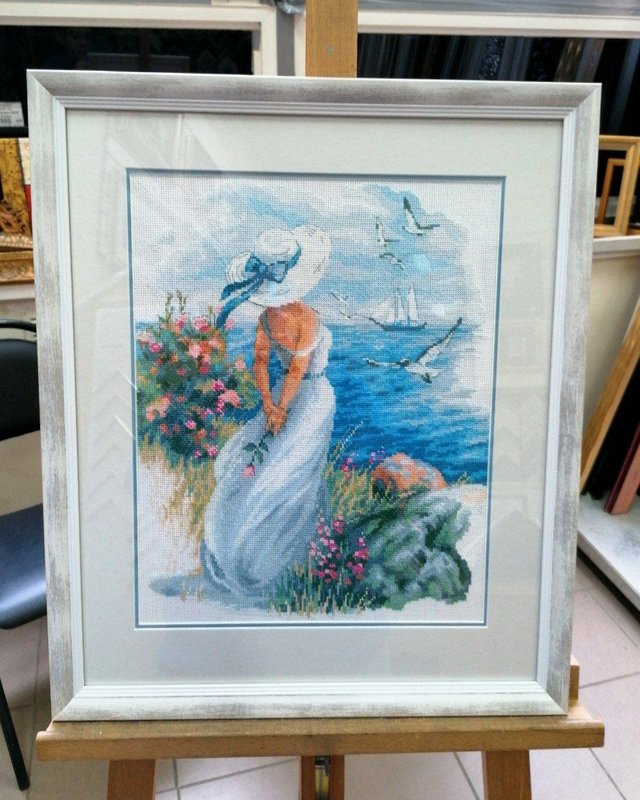 Оформление вышивки крестиком🌊
Двойное паспарту, пластиковый багет и художественное стекло✨