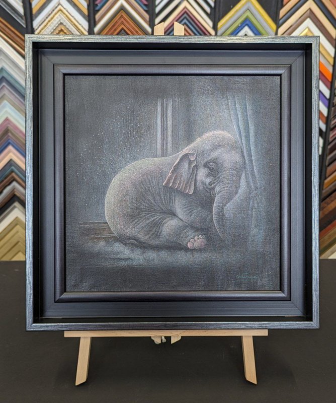 Чудесная, живописная работа на холсте из Тайланда 💫
Оформление подбирали в современном стиле и остановились на двойной деревянной раме.
Профиль кэнвэс выдвигает работу на передний план, выглядит стильно и лаконично✨