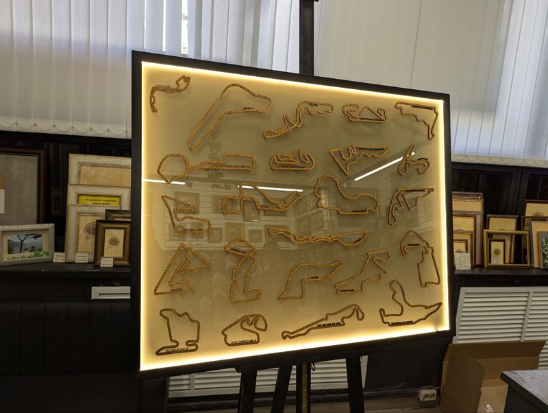 Оформление объемных фигур из дерева ( контуры горнолыжных трасс) с подсветкой в деревянную раму со стеклом